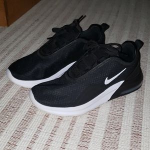 Women's Nike Air Max Motion 2 (Size 8.5)